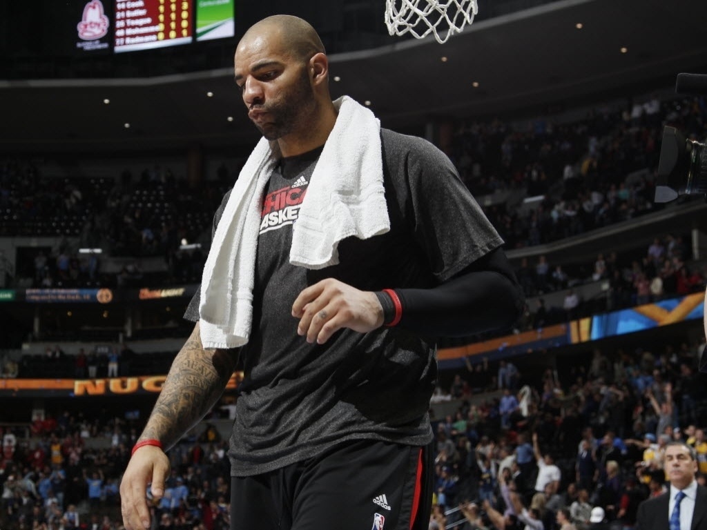 07.fev.2013 - Carlos Boozer, em meio a rumores de troca, sai de quadra na derrota de seu Bulls para o Denver Nuggets - AP Photo/David Zalubowski