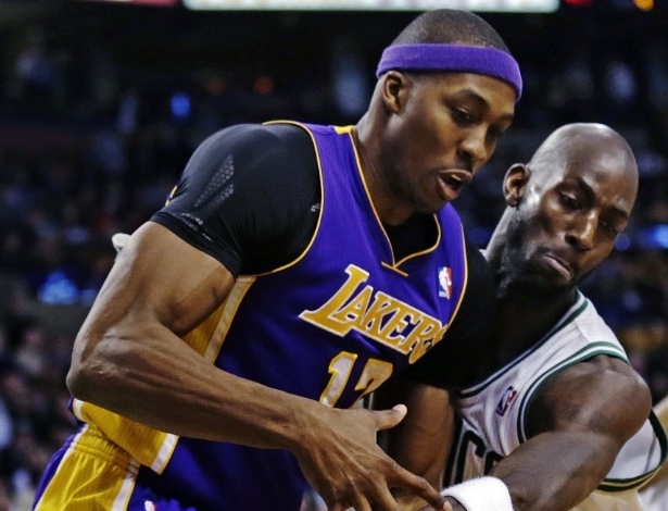 07.fev.2013 - Dwight Howard sofre roubo de bola de Kevin Garnett na derrota dos Lakers para o Boston Celtics - Kevin Garnett se tornou o 1° jogador na história a chegar aos 25 mil pontos, 10 mil rebotes, 5 mil assistências e 1,5 mil tocos e roubos na história da NBA