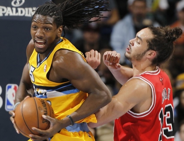 07.fev.2013 - Kenneth Faried tenta jogada contra o pivô Joamim Noah, dos Bulls, no triunfo em casa dos Nuggets - AP Photo/David Zalubowski