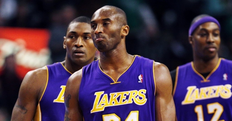 07.fev.2013 - Kobe Bryant, Metta World Peace (e) e Dwight Howard saem de quadra após a acachapante derrota dos Lakers paraos Celtics, por 116 a 98 - AP Photo/Charles Krupa