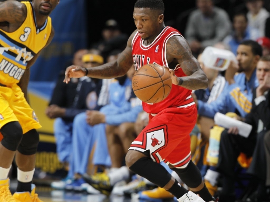 07.fev.2013 - Nate Robinson tenta armar jogada na derrota do Chicago Bulls para o Denver Nuggets - AP Photo/David Zalubowski