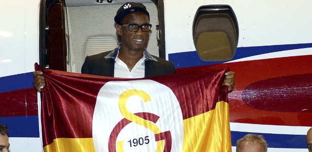 Didier Drogba mostra bandeira do Galatasaray ao chegar ao aeroporto na Turquia - EFE/Berk Ozkan