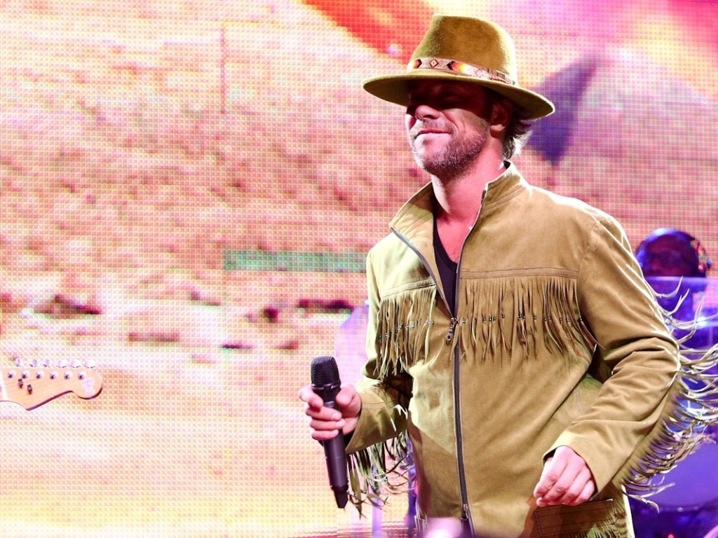 7.fev.2013 - Jamiroquai volta ao Brasil e se apresenta no Credicard Hall, em São Paulo. Com roupa e chapéu de vaqueiro, o vocalista Jay Kay conquistou o público com os hits da banda - Manuela Scarpa/Foto Rio News