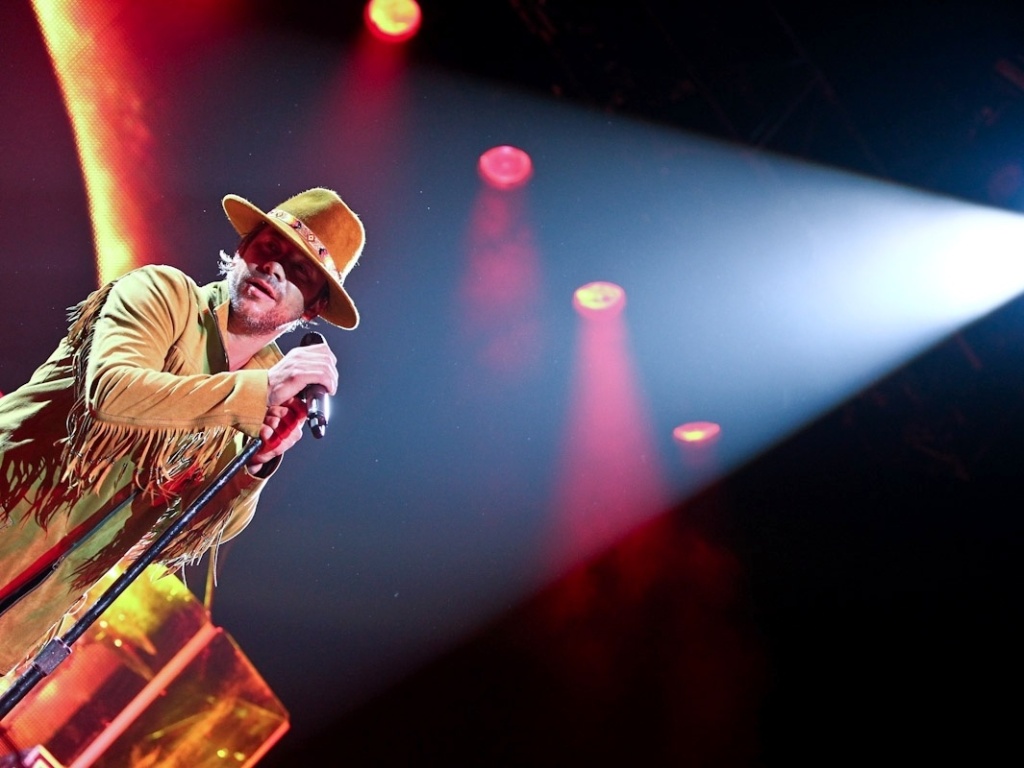 7.fev.2013 - Jamiroquai volta ao Brasil e se apresenta no Credicard Hall, em São Paulo. O show começou com quase 50 minutos de atraso, pouco depois de já se ouvirem algumas vaias. Com roupa e chapéu de vaqueiro, o vocalista Jay Kay  conquistou o público com os hits da banda - Manuela Scarpa/Foto Rio News