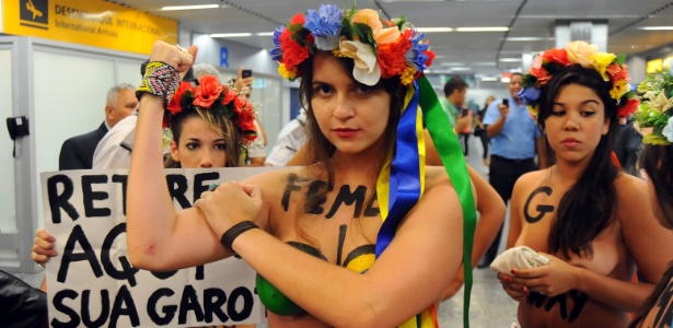 Femen já tirou a roupa no aeroporto do Galeão, no Rio, pela bandeira contra turismo sexual