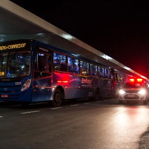 Operação da PM faz escolta de ônibus com carros alugados em Florianópolis - Anderson Pinheiro/Futura Press/Estadão Conteúdo