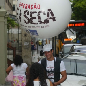 Agentes circulam pelos blocos do Carnaval carioca fantasiados de balão da Lei Seca - Divulgação/Operação Lei Seca