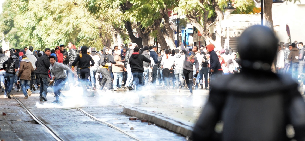 8.fev.2013 - Manifestantes tunisianos entram em confronto com a polícia durante protesto em Túnis - Salah Habibi/AFP
