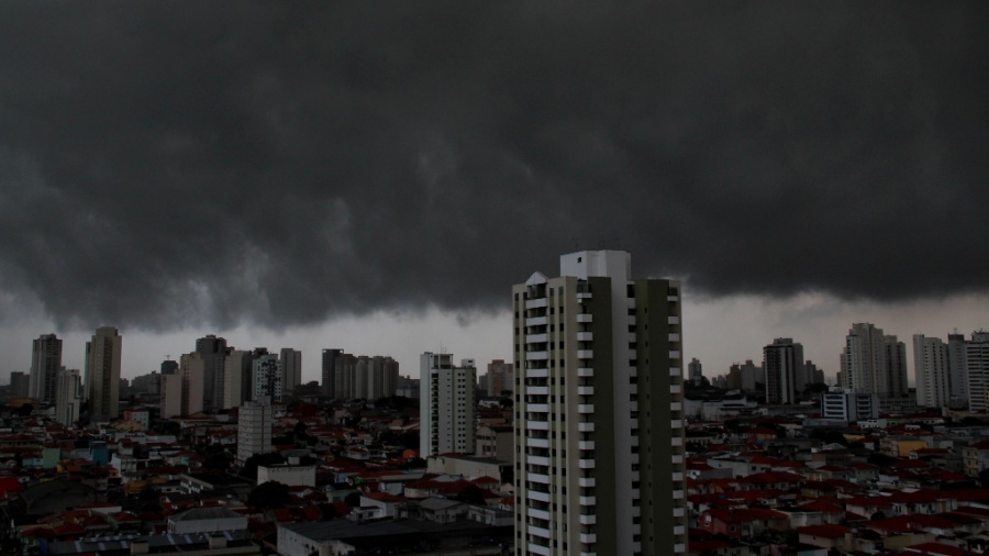 Nuvens carregadas encobrem o céu na região central de São Paulo. - Luiz Guarnieri/Estadão Conteúdo