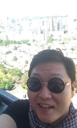 8.fev.2013 - O cantor sul-coreano Psy, dono do hit "Gangnam Style", chegou em Salvador para participar do trio de Claudia Leitte. No Twitter, ele postou uma foto de óculos escuros, já na capital baiana e saudou: "Olá, Salvador"