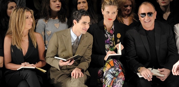 O estilista Michael Kors é um dos jurados do reality show "Project Runway". Ele assistou ao desfile de finalistas na semana de moda de NY ao lado de Heidi Klum Nina Garcia e Zac Posen (08/02/2013) - Getty Images