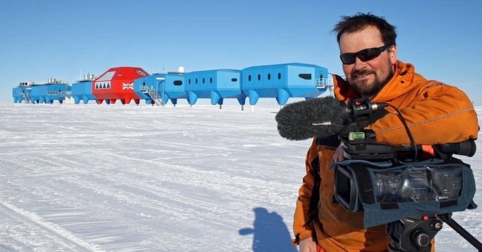 A nova estação da British Antartic Survey (órgão britânico de pesquisas na Antártida), Halley 6, começa a operar com capacidade total neste mês. O alpinista e documentarista Kirk Watson filmou e fotografou sua construção