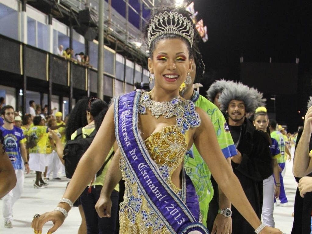 A passista da Unidos da Tijuca mostra que é possível estar glamourosa para o Carnaval sem saltos exagerados - Agnews