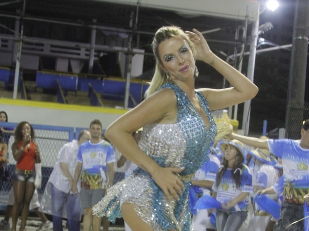 A passista do ensaio técnico da Vila Isabel e Salgueiro foi um pouco além na altura recomendada de salto, mas a sandália possui salto mais grosso e comporta bem os pés - Agnews