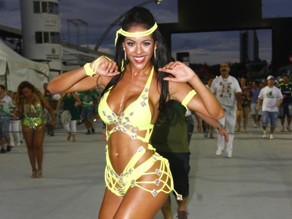 A passista usou um salto de tamanho médio combinando com a fantasia - Agnews