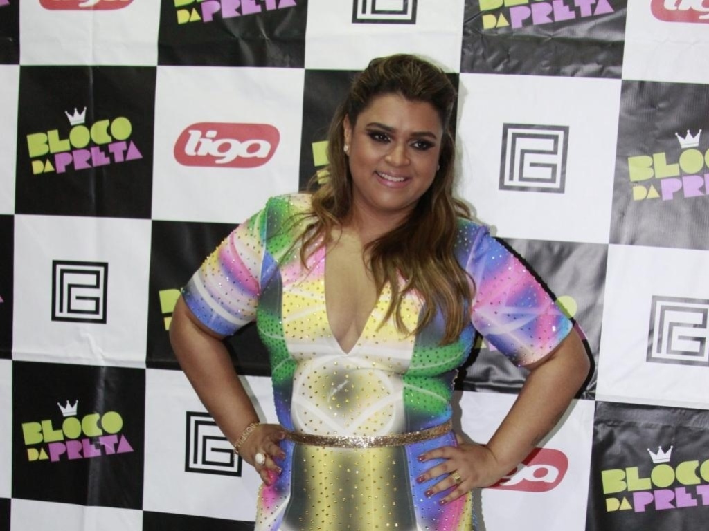 Depois do tênis de academia, o saltinho baixo, como o usado por Preta Gil, é o mais indicado para pular o Carnaval. Ele equilibra o peso do corpo sobre os pés e ajuda a evitar lesões - Agnews