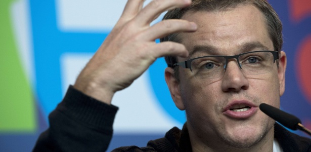 Matt Damon conversa com os jornalistas durante a coletiva de imprensa do filme "Promised Land", em Berlim - AFP PHOTO / JOHN MACDOUGALL