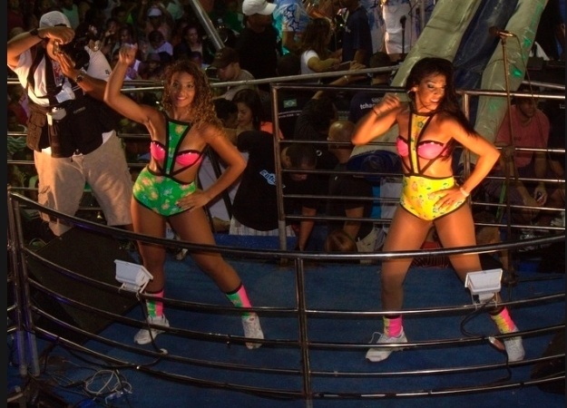 Os tênis de academia (que são levemente mais altos atrás e com um sistema de amortecimento), como usados pelas dançarinas do grupo É o Tchan, são os mais indicados para pular o Carnaval com conforto, segurança e sem lesões - Agnews