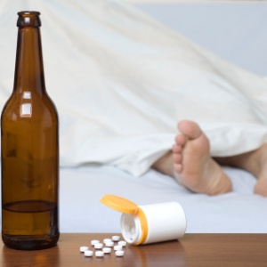 Abusar de analgésicos na ressaca pode irritar a mucosa do estômago, já prejudicada pelo álcool - Thinkstock