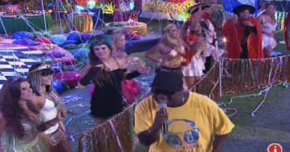 09.fev.2013 - Com fantasias de Carnaval, brothers se divertem na festa Folia, ao som do bloco Carrrossel de Emoções