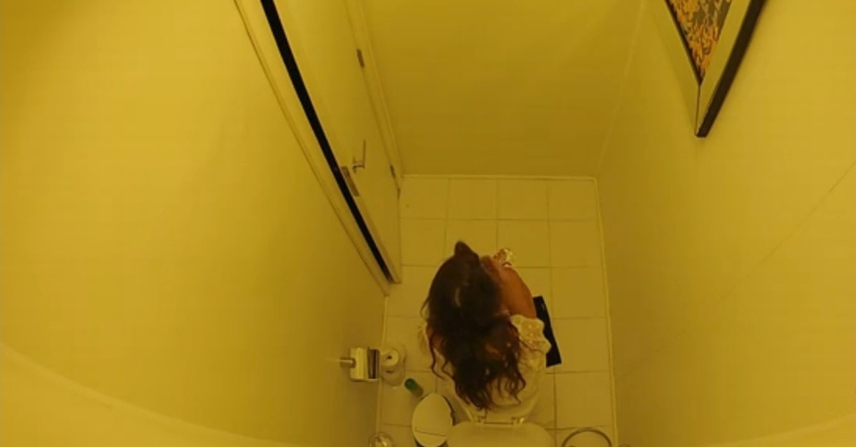 09.fev.2013 - No meio da madrugada, a líder Kamilla levantou, pegou algumas trufas em uma gaveta e foi comer no banheiro