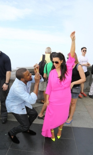 3.fev.2013 - Kanye West tira fotos de Kim Kardashian durante visita ao Cristo Redentor, no Rio de Janeiro