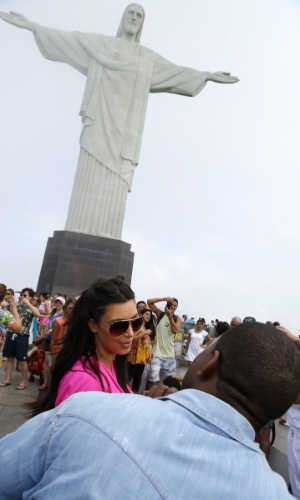 3.fev.2013 - Kanye West tira fotos de Kim Kardashian durante visita ao Cristo Redentor, no Rio de Janeiro