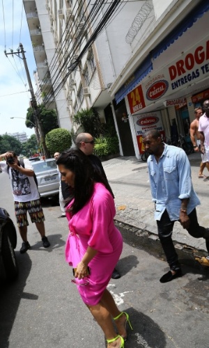 3.fev.2013 - Kim Kardashian e Kanye West almoçam em restaurante na zona sul do Rio