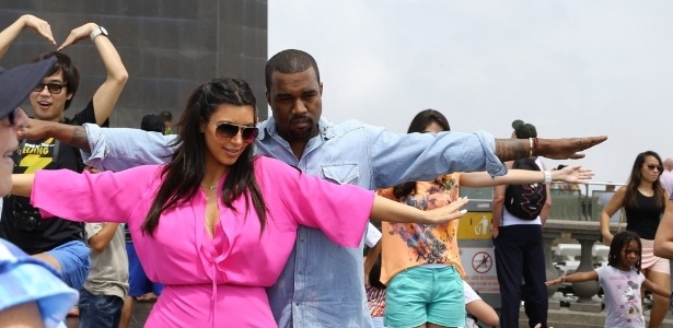 Grávida, Kim Kardashian visita o Cristo Redentor com Kanye West