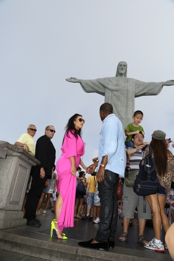 3.fev.2013 - Kim Kardashian e Kanye West visitam o Cristo Redentor, no Rio de Janeiro