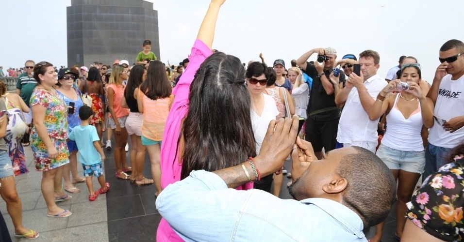 3.fev.2013 - Kim Kardashian e Kanye West visitam o Cristo Redentor, no Rio de Janeiro.