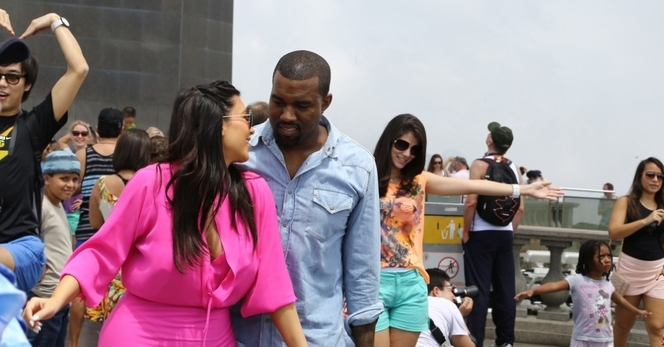 3.fev.2013 - Kim Kardashian e Kanye West visitam o Cristo Redentor, no Rio de Janeiro