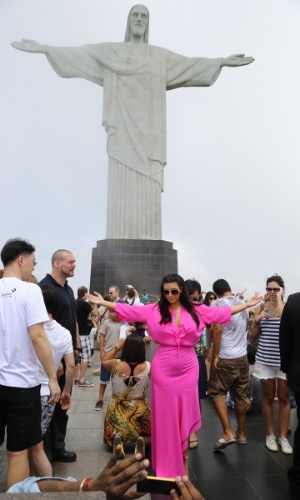 3.fev.2013 - Kim Kardashian visita o Cristo Redentor com o namorado, o rapper Kanye West, no Rio de Janeiro