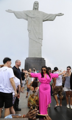 3.fev.2013 - Kim Kardashian visita o Cristo Redentor com o namorado, o rapper Kanye West, no Rio de Janeiro