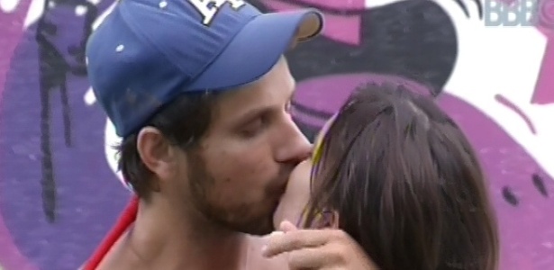 9.fev.2013 - Eliéser e Kamilla voltam a se beijar antes de voltar para dentro de casa