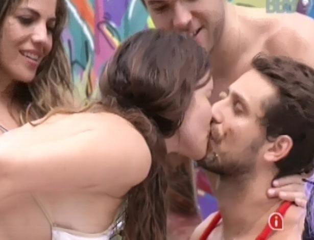 9.fev.2013 - Kamilla e Eliéser se dão um beijo depois de se sujarem com sorvete