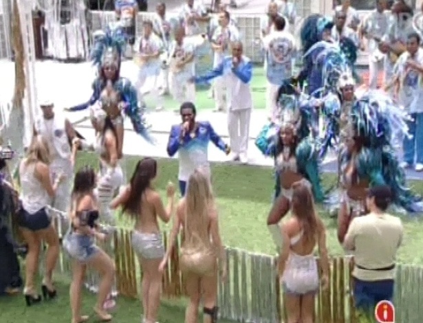 9.fev.2013 - Participantes do "BBB13" recebem festa surpresa de carnaval com a presença da escola de samba carioca Beija-Flor