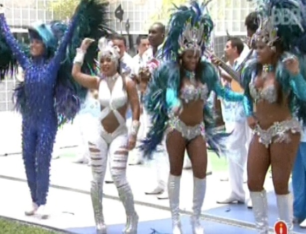 9.fev.2013 - Participantes do "BBB13" recebem festa surpresa de carnaval com a presença da escola de samba carioca Beija-Flor