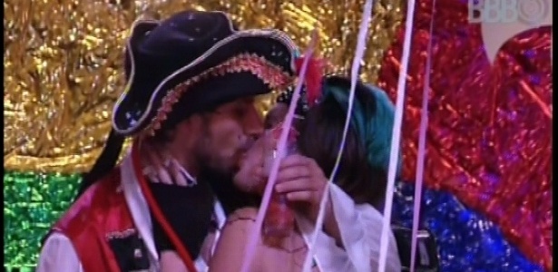 10.fev.2013 - Depois de trocaram um selinho no começo da festa, Eliéser e Kamilla se beijaram pra valer durante a festa Folia