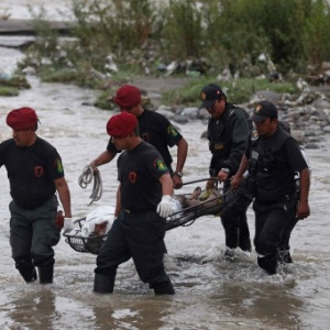Equipe de resgate carrega corpo de vítima das inundações que atingem Arequipa, no sul do Peru - EFE