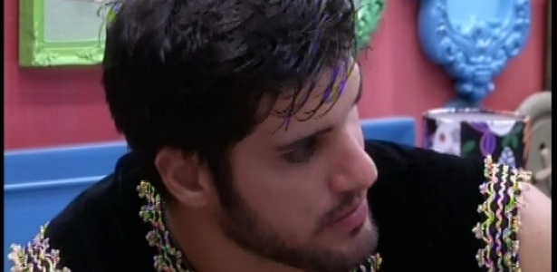 10.fev.2013 - Marcello consola Fernanda, que chora aos prantos por ter sido rejeitada por André durante festa