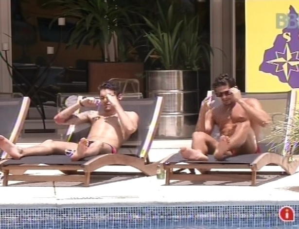 10.fev.2013 - Nasser e André tomam banho de sol e decidem cair na piscina para refrescar