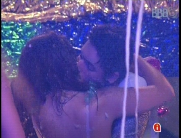 10.fev.2013 - Nasser e Andressa se beijam durante a festa carnavalesca