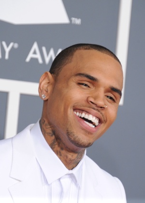 O cantor Chris Brown chega a 55ª edição do Grammy, em Los Angeles