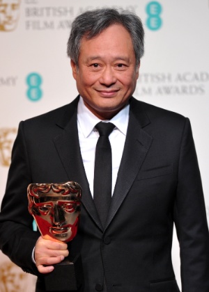 O diretor Ang Lee posa com o prêmio de Melhor Diretor por "As Aventuras de Pi" no BAFTA Awards, em Londres - Carl Court/AFP PHOTO