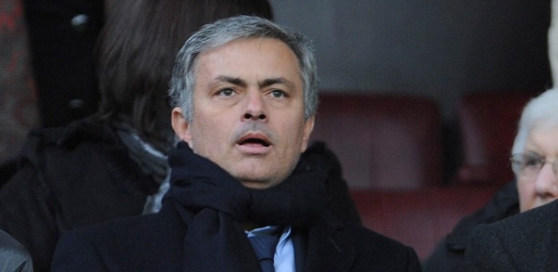 Técnico José Mourinho, do Real, assiste ao jogo entre Manchester United e Everton - EFE/EPA/PETER POWELL