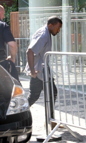 3.fev.2013 - Kanye West chega a hotel após passear pelo Rio coma namorada, Kim Kardashian, e o ator Will Smith
