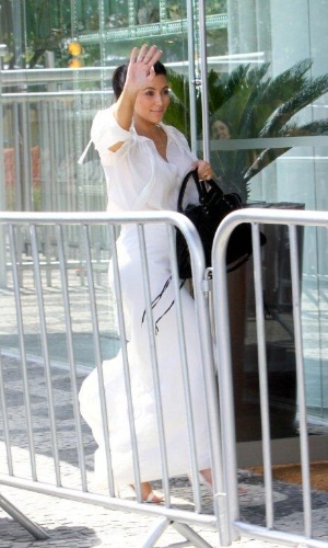 3.fev.2013 - Kim Kardashian chega a hotel após passear pelo Rio com Kanye West e Will Smith