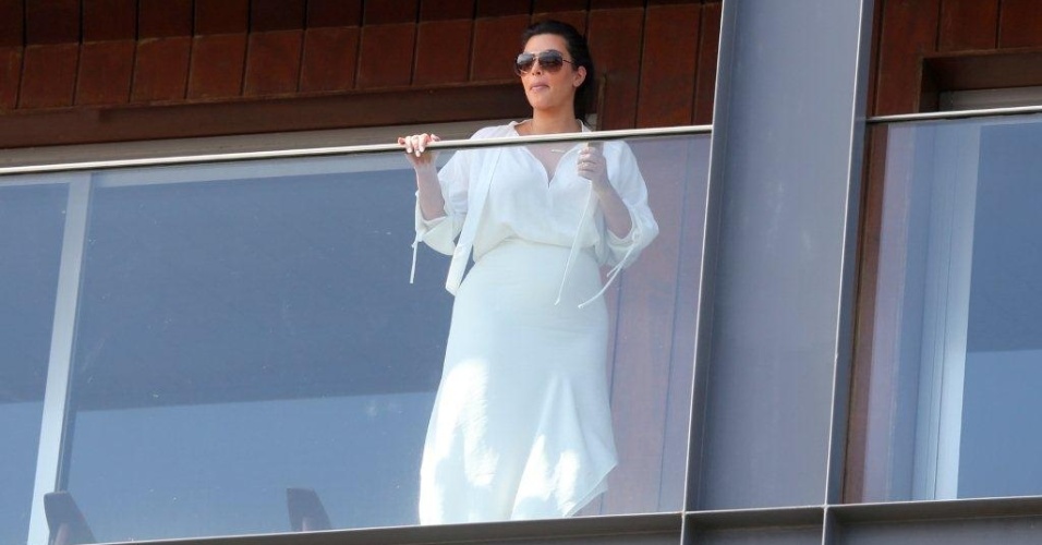 3.fev.2013 - Kim Kardashian sai na sacada do seu quarto após passear pelo Rio com o namorado Kanye West e o ator Will Smith