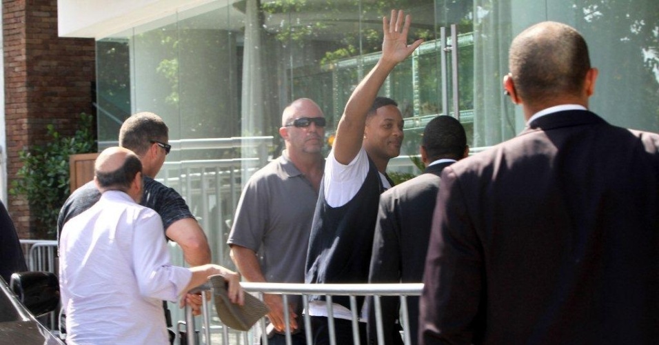3.fev.2013 - Will Smith acena para os fãs ao chegar no hotel após passeio pelo Rio com Kanye West e Kim Kardashian